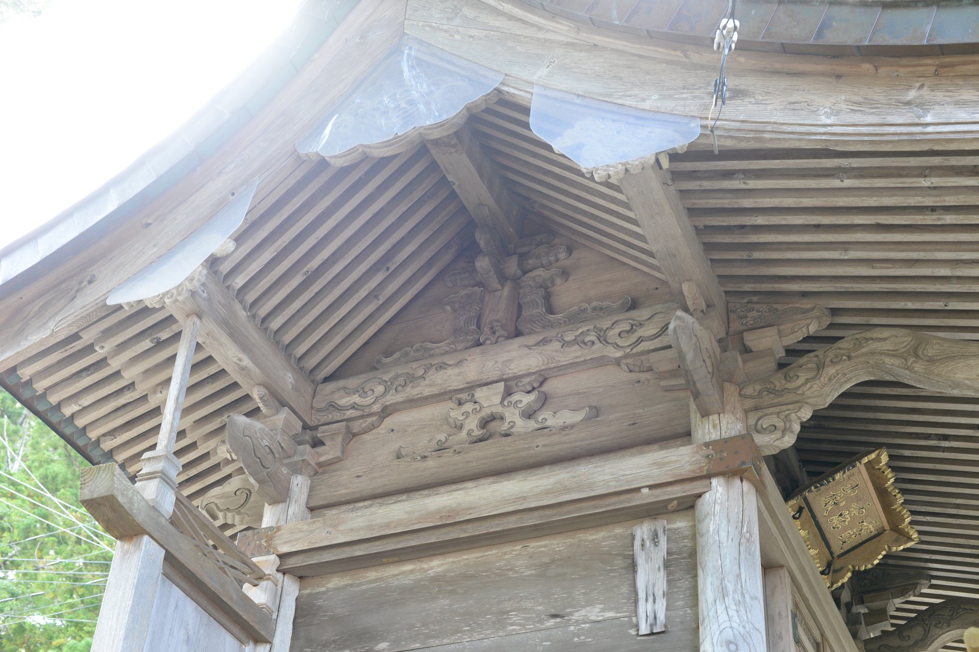 霞露ヶ岳神社のイルカの欄間の写真